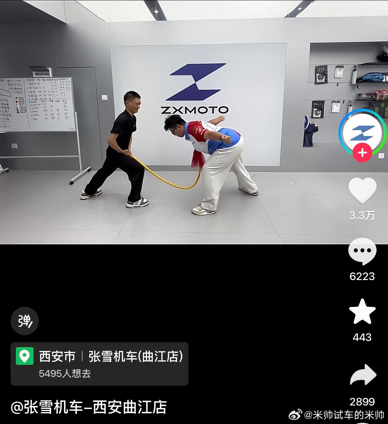 张雪机车的门店已经“堕落”到表演杂技了，据说是因为无车可交，为了让大家等车过程不