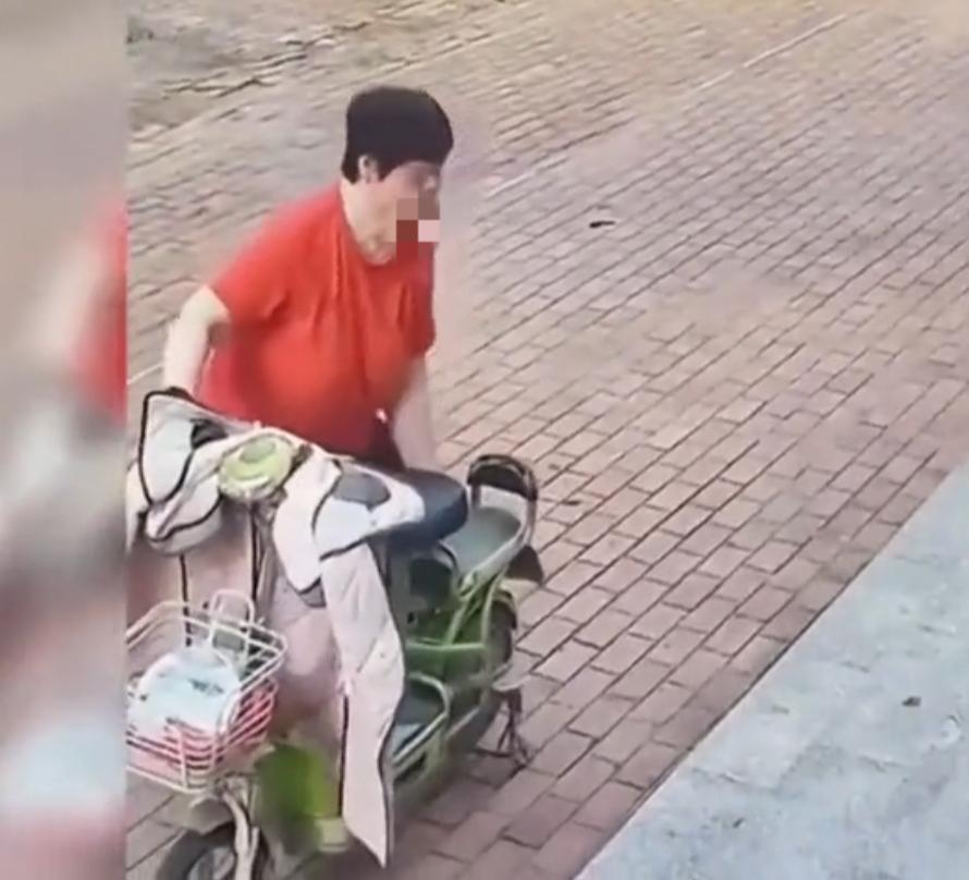 大妈啊!你忘了到处都是监控吗？自古以来就有贪小便宜，吃大亏的说法。