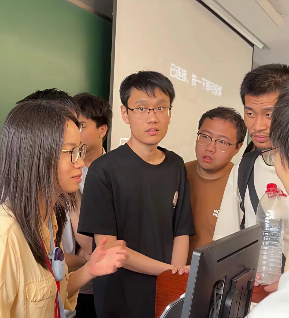 还有人记得这张照片么？很多网友喜欢拿韦东奕和王虹比，尤其是王虹拿到菲尔兹奖之后。