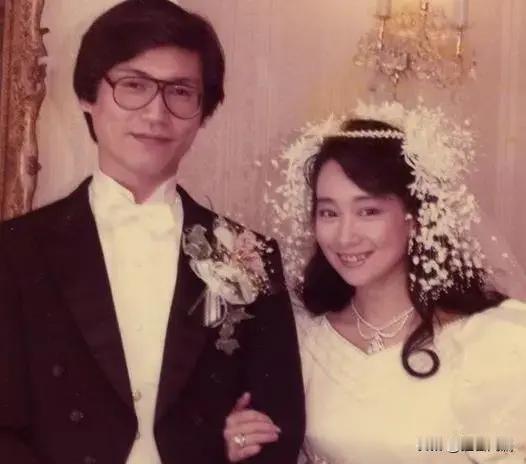 香港歌手陈美龄婚礼伴郎竟然有安倍晋三！陈美龄的丈夫金子力，早年和安倍晋三是