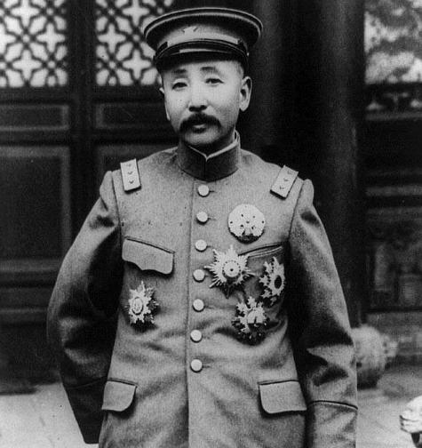 1906年，31岁的张作霖强势娶了18岁的许澍旸。大婚当夜，张作霖搂着许澍旸纤细