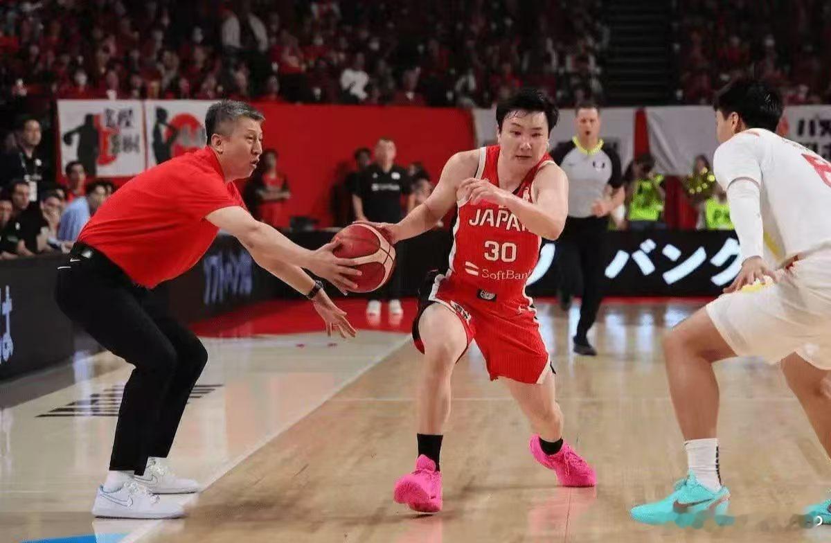 当国人都在怒批或调侃日本主场哨时，日本球迷也在声讨中国男篮主帅郭士强涉嫌进场