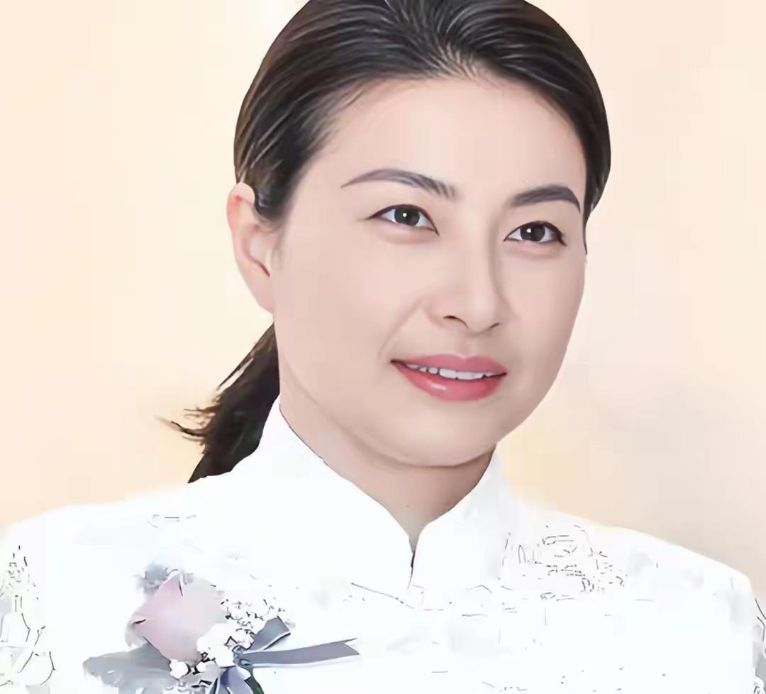 她什么都没说，却被全网安排"回应"了。霍启山和娜然结婚的消息传了几个月，当事