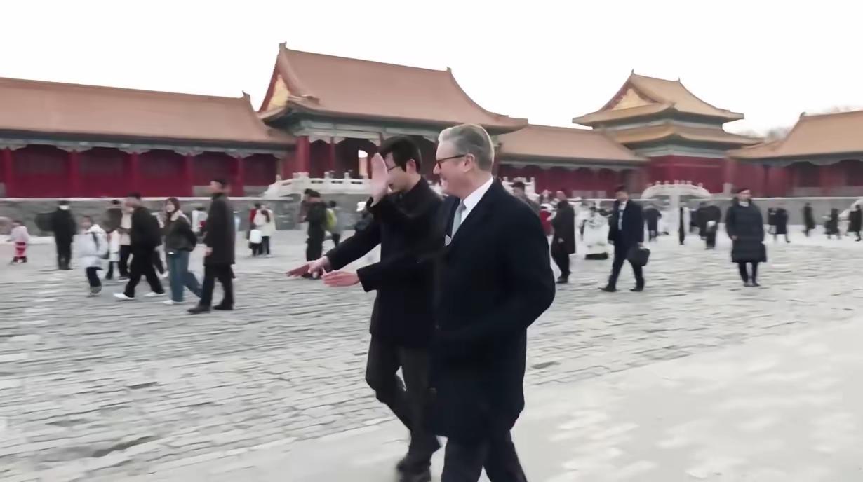 1月29日英国首相斯塔默游故宫，没有清场，现场游人不少，有的游客还认出首相并亲切