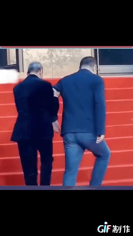 娱乐圈的两个冷笑话：第一，78岁的王学圻红毯上主动双手搀扶72岁的陈凯歌上台阶。