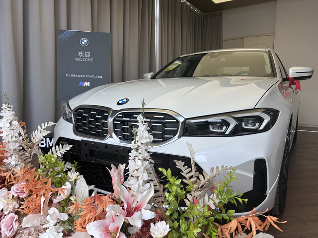 给自己24岁的礼物一开始打算买es200，因为考虑耐用以及养车成本低。但是开过