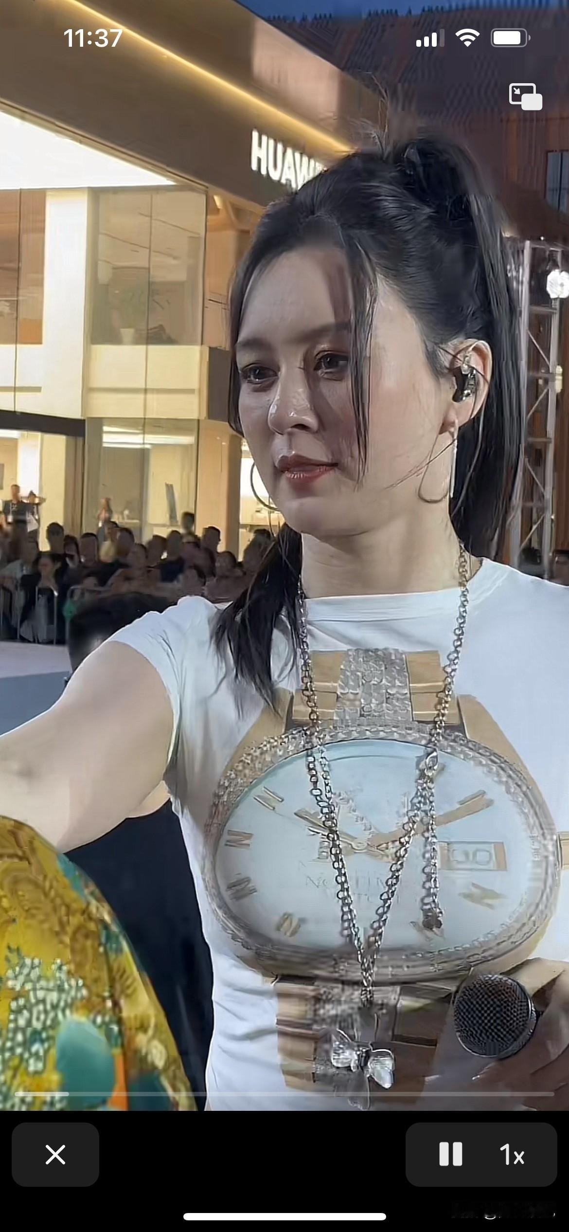 唐艺老师这么近距离拍摄，也不觉得老啊这是有点皱纹而已。不美颜，360度对着你，