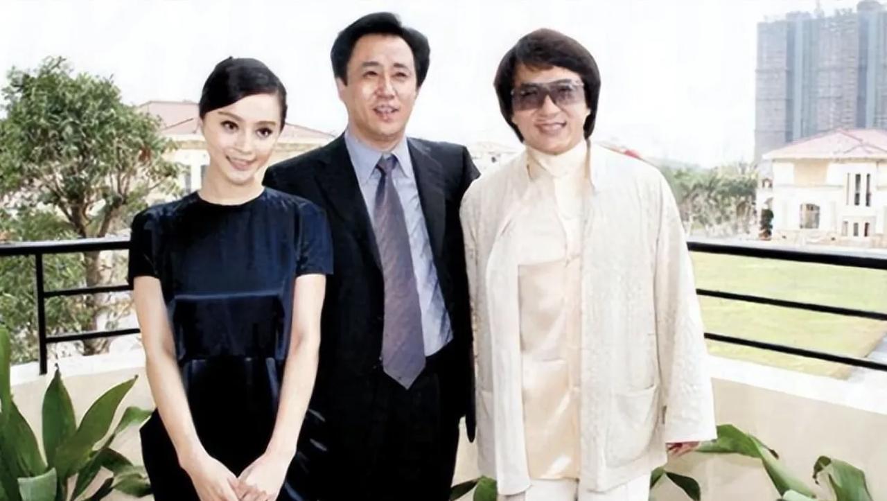 中间的是许家印，当年很多明星都以认识他为荣。许家印的罪名挺多，像是非法吸收公众存