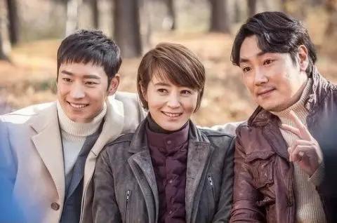 赵震雄「少年犯争议」给《信号2》泼冷水！。李帝勋采访再次受到关注，韩网友心疼：肯