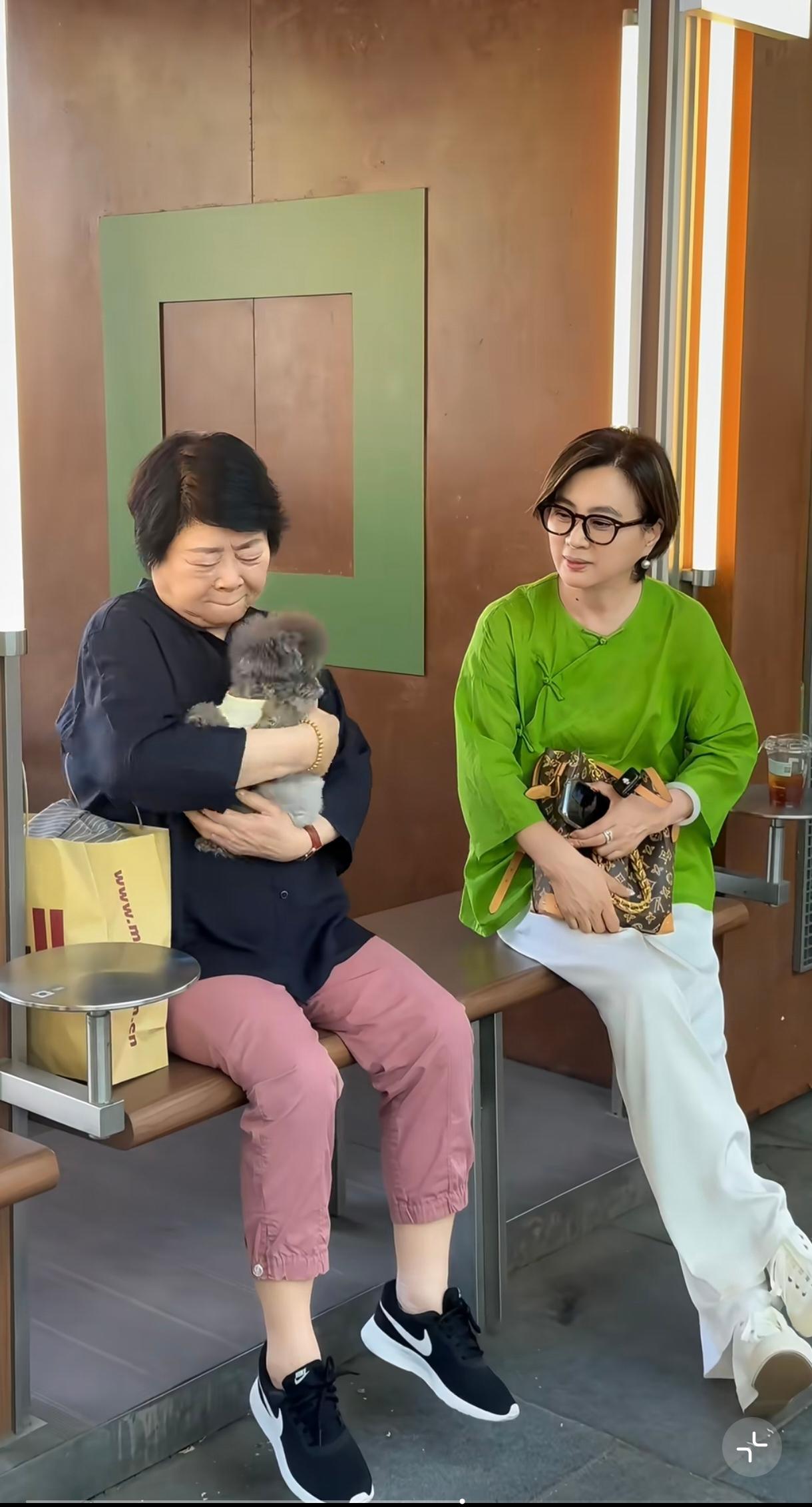 李玲玉老妈怎么象姐姐呢，基因遗传，玉姐看着也不像实际年龄！老太太手上是华为阔折叠