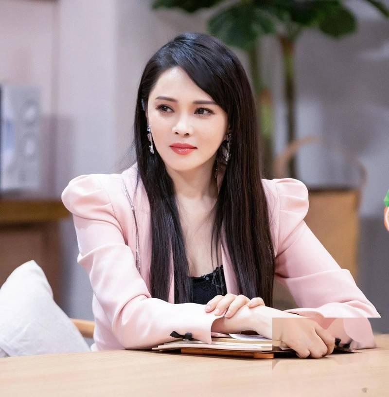 伊能静带大儿子哈利一同参与秦昊外婆94岁寿宴时的留影，毫无违和感一家人