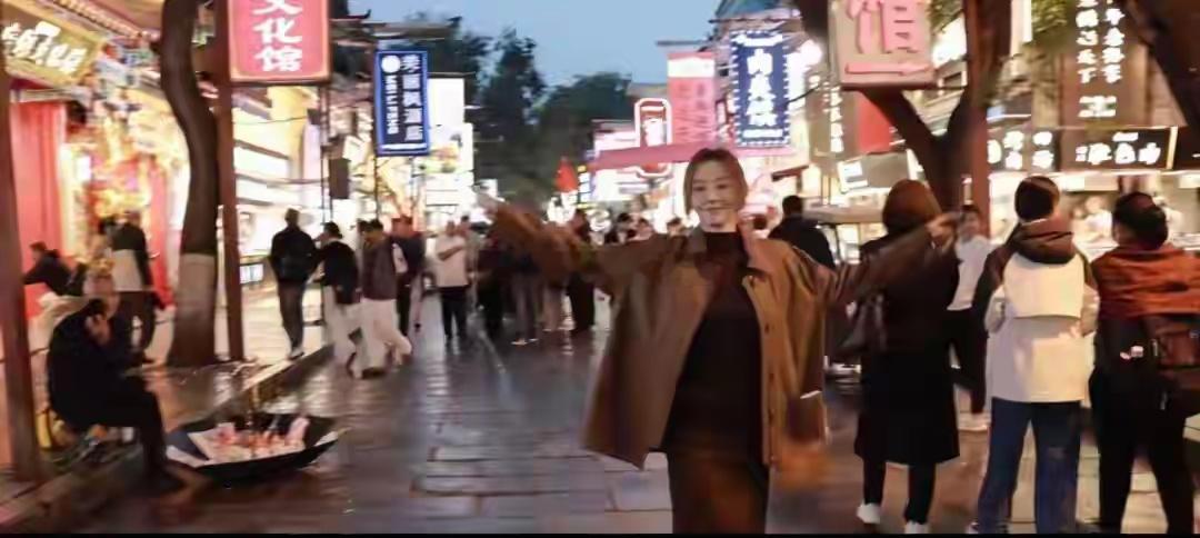 张靓颖素颜逛西安啦，钟楼、回民街、大雁塔这些景点都打卡了，看她那状态，别提多开心