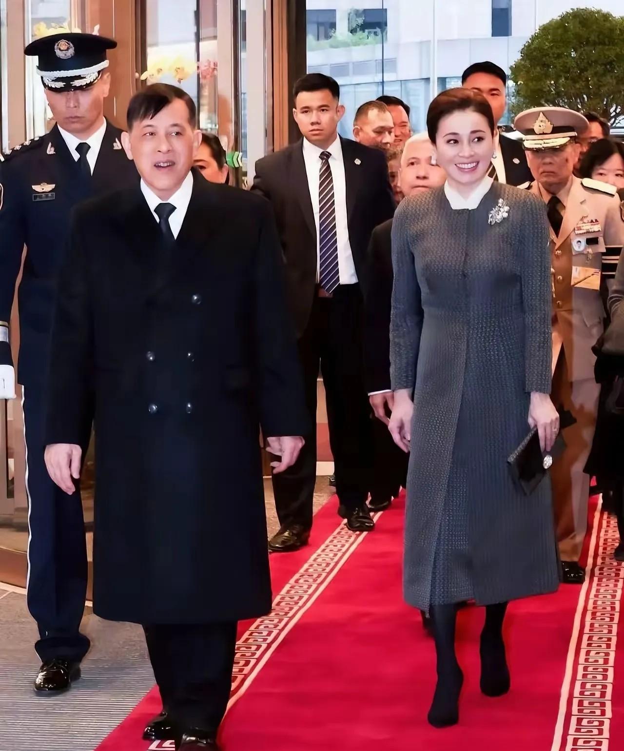 泰国王后随访华获明确认可，宫内地位成定局引发多方震动，后续动作成焦点。泰国王后