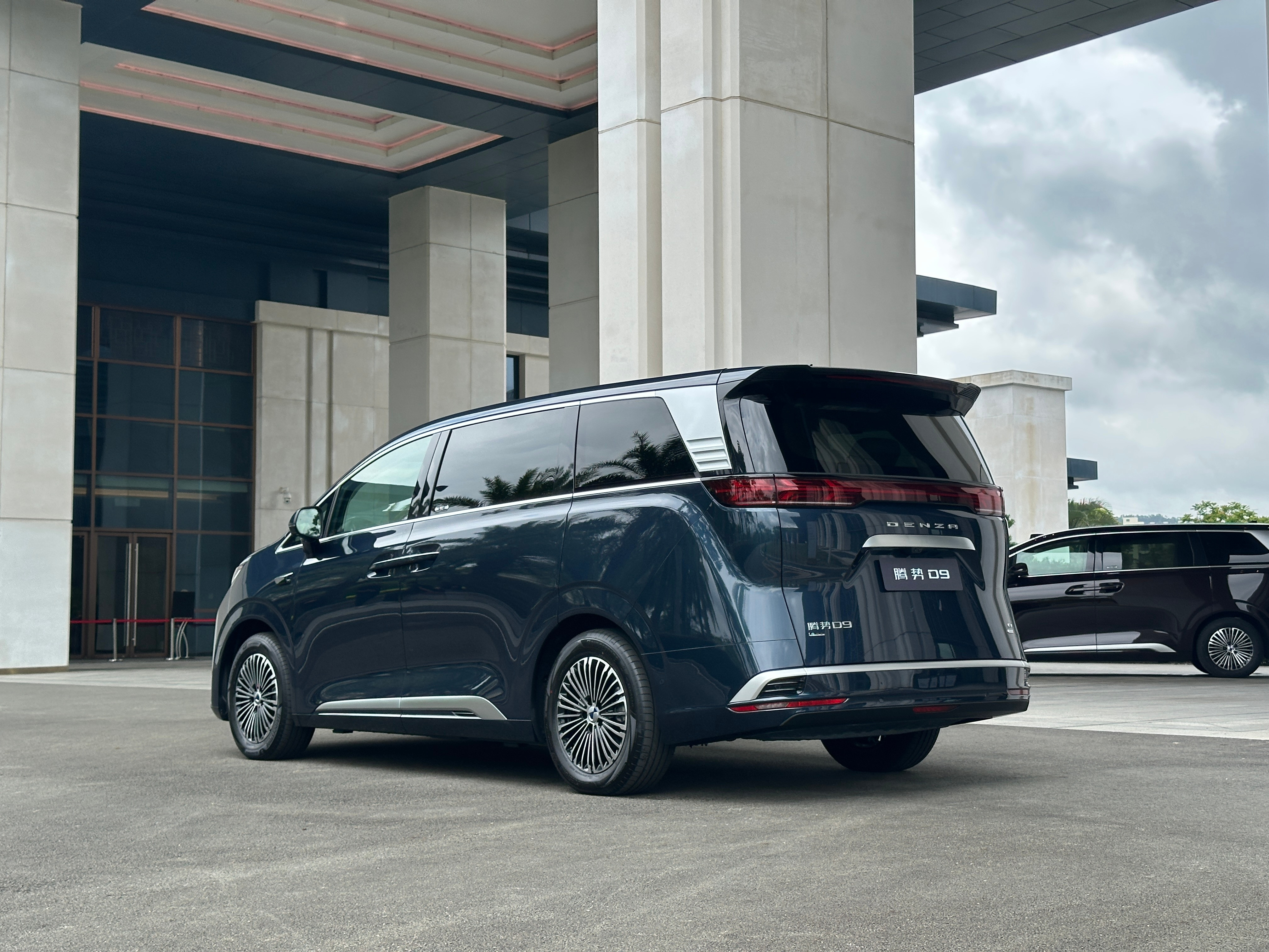 腾势新D9的一些细节，改进真不错整台车很大气，内饰的细致程度提高了不少给人一种淡