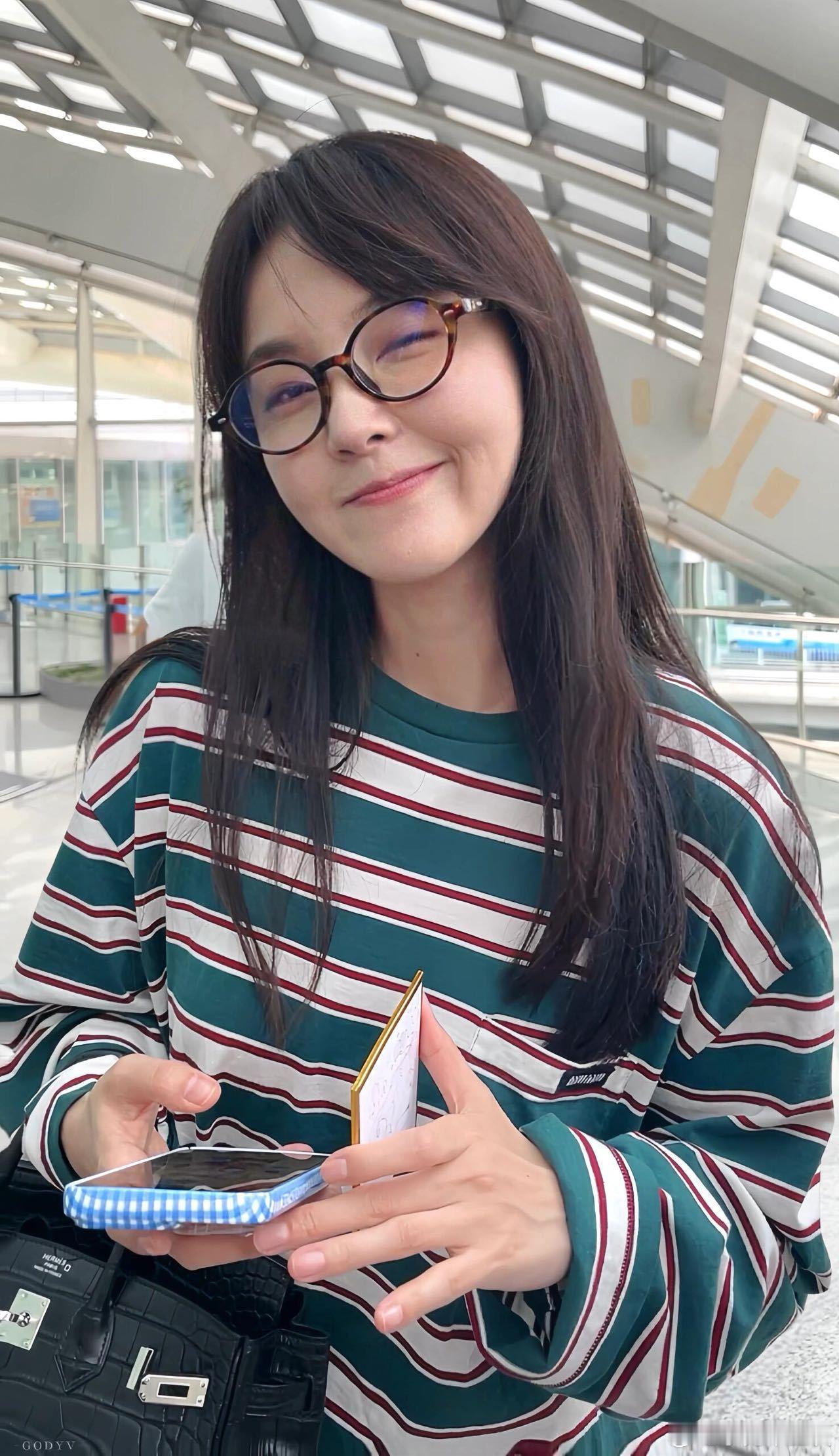 张佳宁的笑容有一种魔力，让人感受到满满的正能量。她的笑不仅仅是表面的开心，更像是