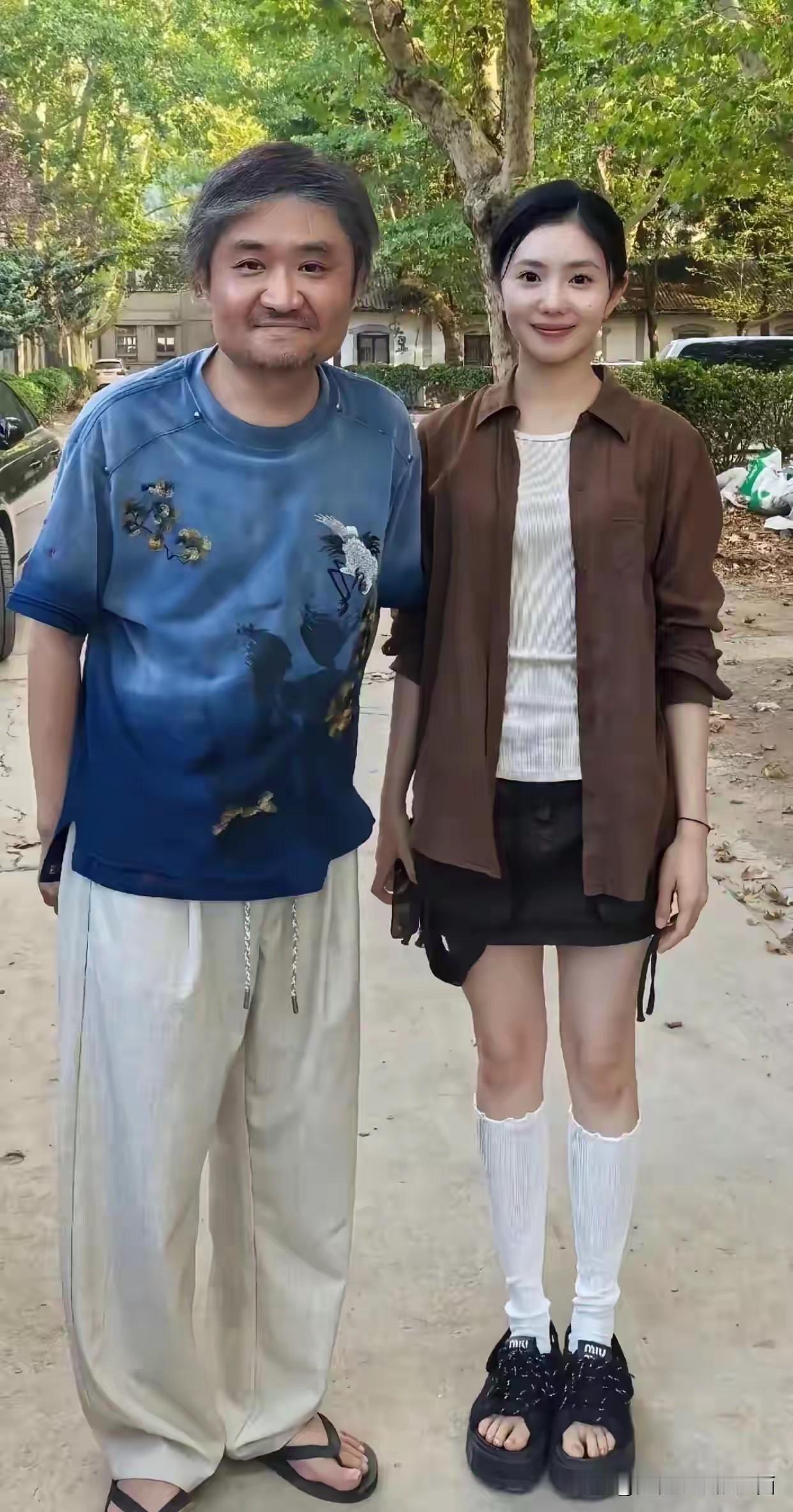 女神不愧是女神，一张精致的脸蛋，看起来是福气满满的，其实她除了身材矮小之外，五官