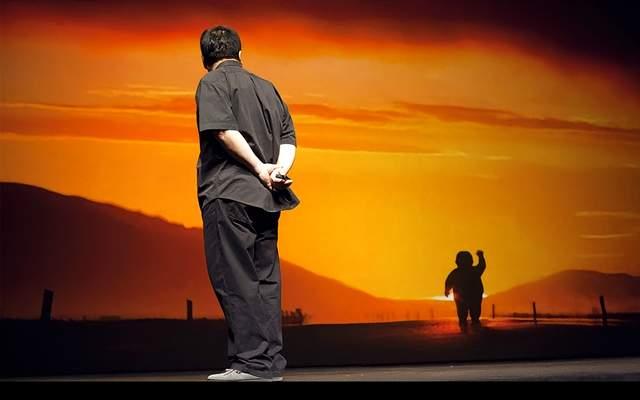 老罗不是传统企业家，摆过地摊，教过英语，讲过相声，不懂供应链管理，有时候连参数都