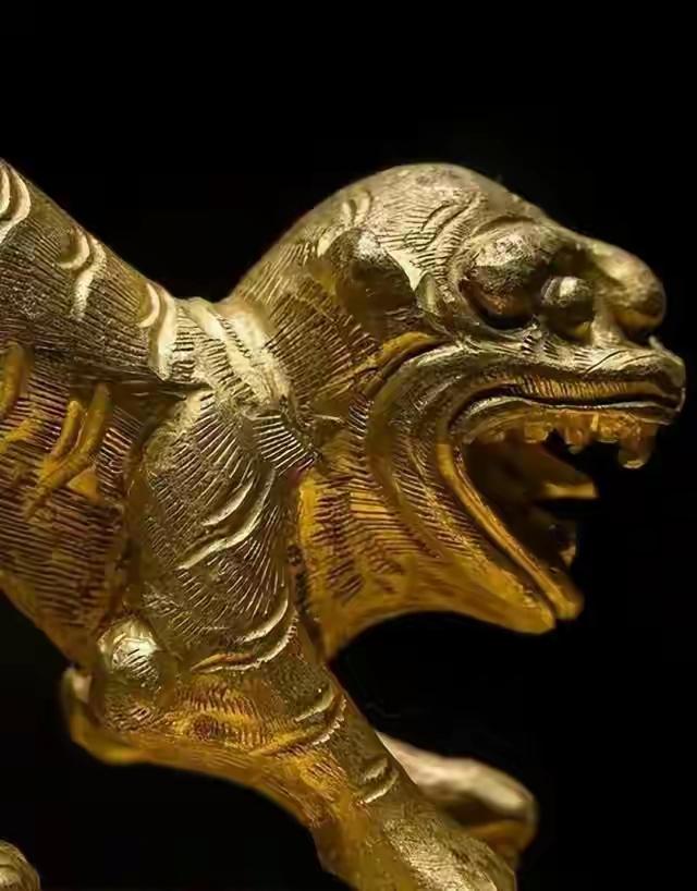 清明夜，岷江水底三米深，什么都看不见。一个四川汉子摸到块冰凉沉手的东西，拽上岸一