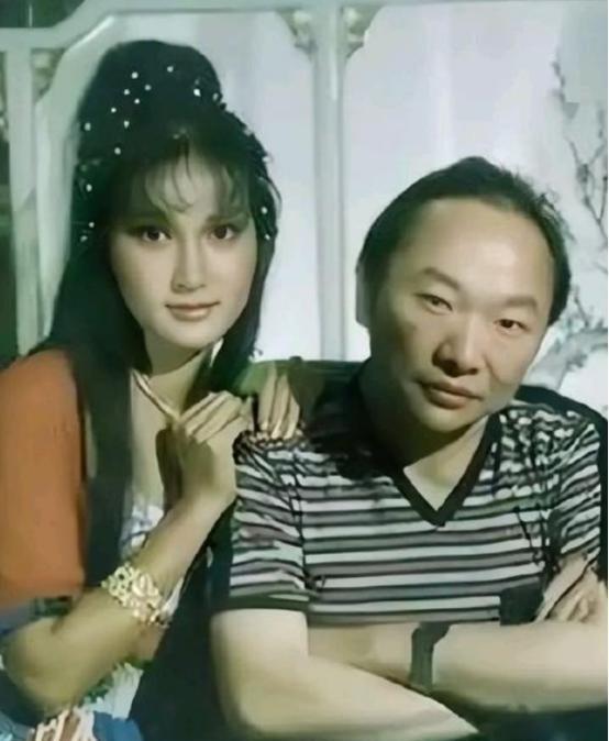 1985年，古龙下葬时，兄弟林清玄花30万元，一共买了48瓶XO酒陪葬。