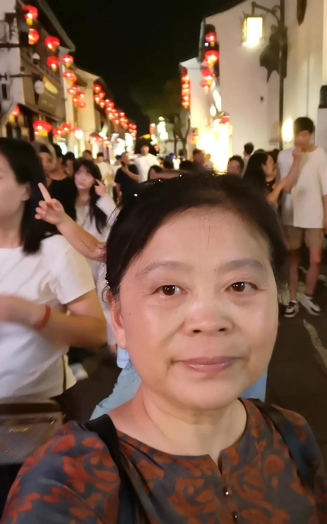 盼望已久的苏州之旅终于实现了，来到这里天热的像蒸桑拿一样，但是也没阻滞我对江南美