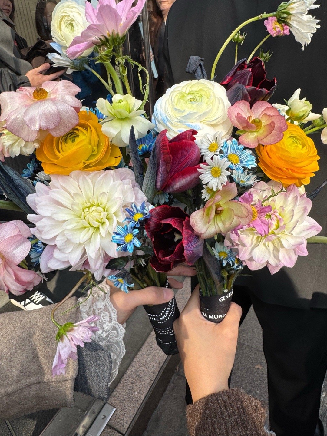 谁收到卢昱晓送的花了卢昱晓亲手给粉丝递花也太宠了吧！美萌颜值暴击，小粉裙配无