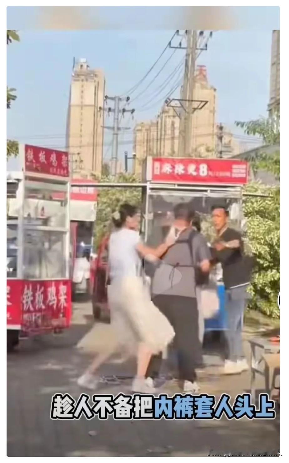 活久见！这几天淮南夜市那个视频，真是刷新了我对“打架”的认知。两个摆摊的