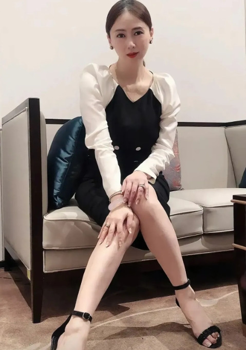 翁虹，这个脚趾甲也有点太长了吧