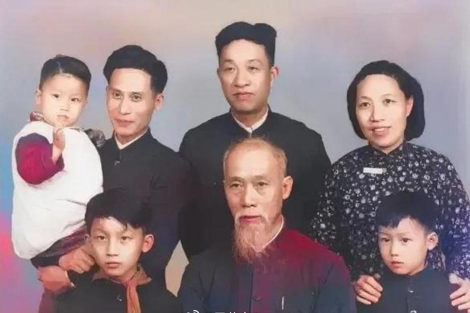 易中天童年，一张罕见的合影，拍摄于50年代，湖南长沙照相馆。前排长须老者是祖父易