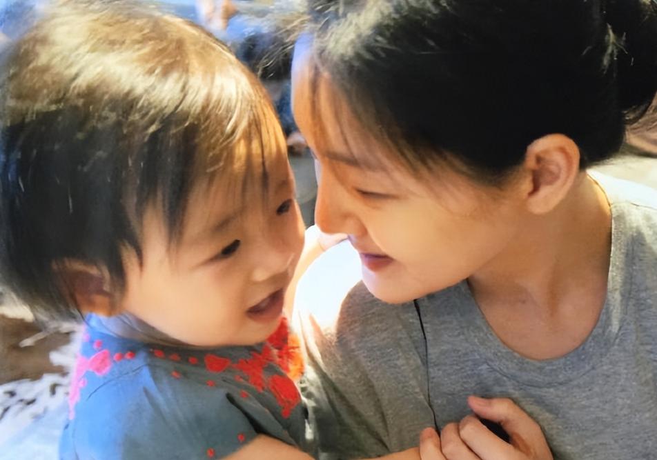 那个在镜头前永远敢爱敢恨、把日子过得像偶像剧的女人，私下里却干了一件极其“人间清