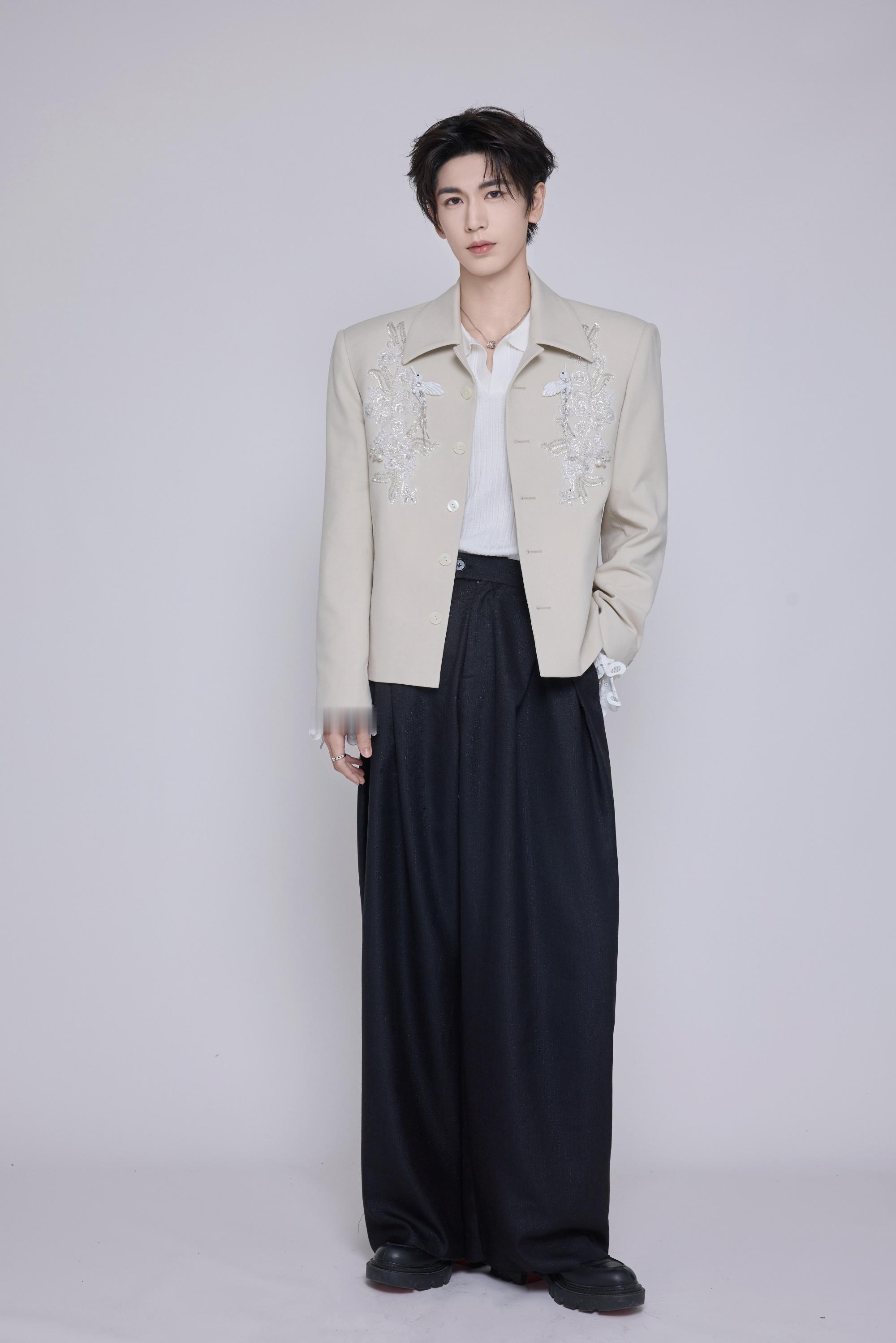 1.张凌赫的《刺棠》女主不是李宛妲了，现在又重新接触了意向女主之一的卢昱晓。2.