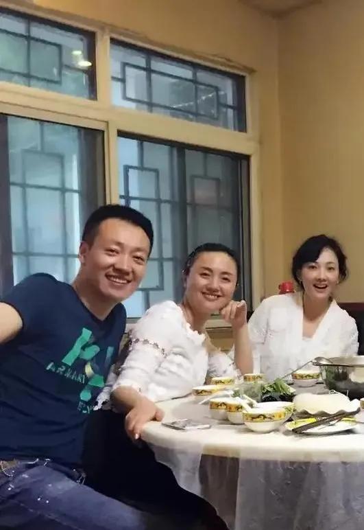 朱媛媛、辛柏青夫妇早年与牛莉、刘威等好友端午节聚餐的照片，马上就要端午节了，这个