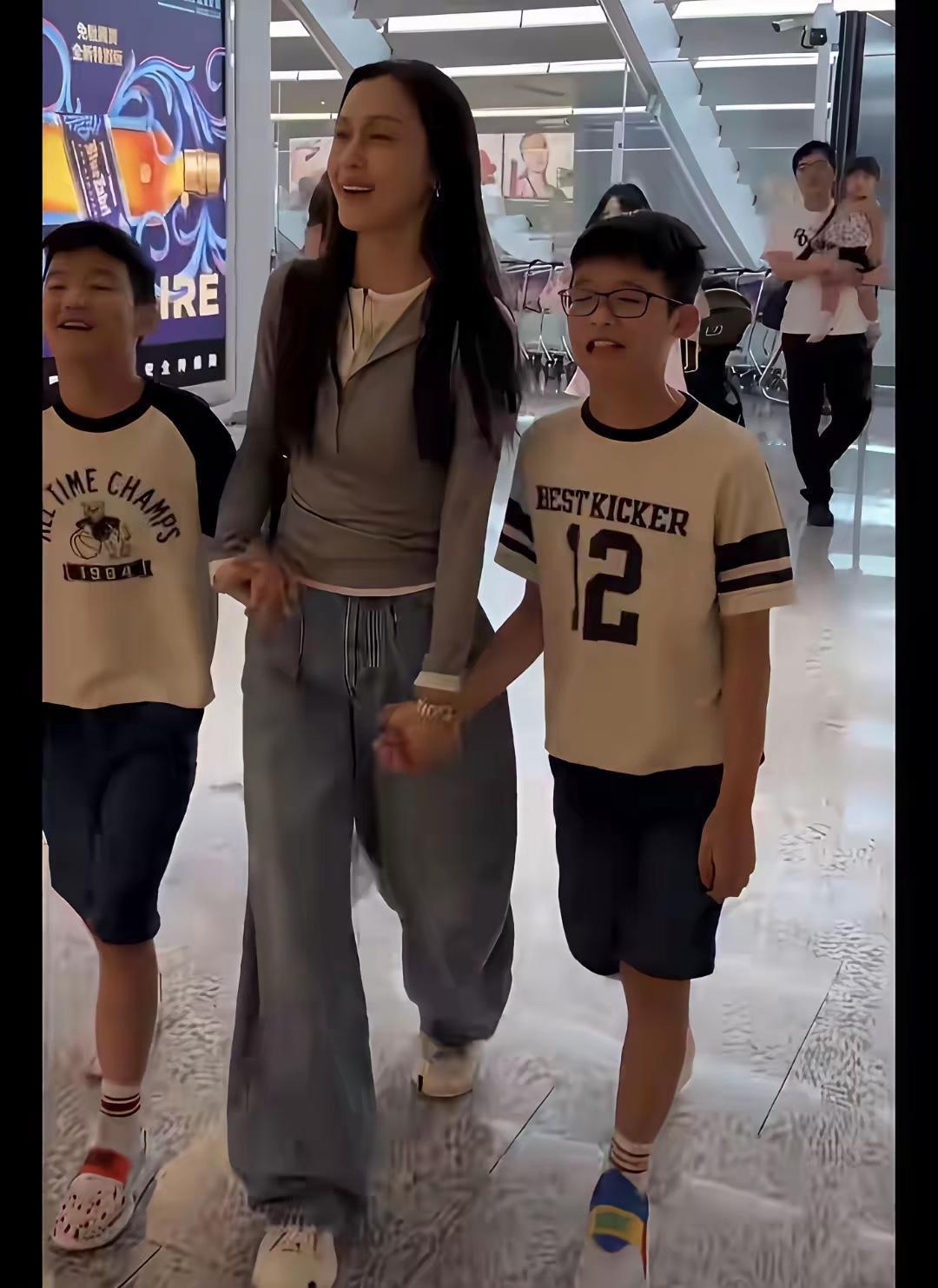 范玮琪旁边二个小孩是谁？