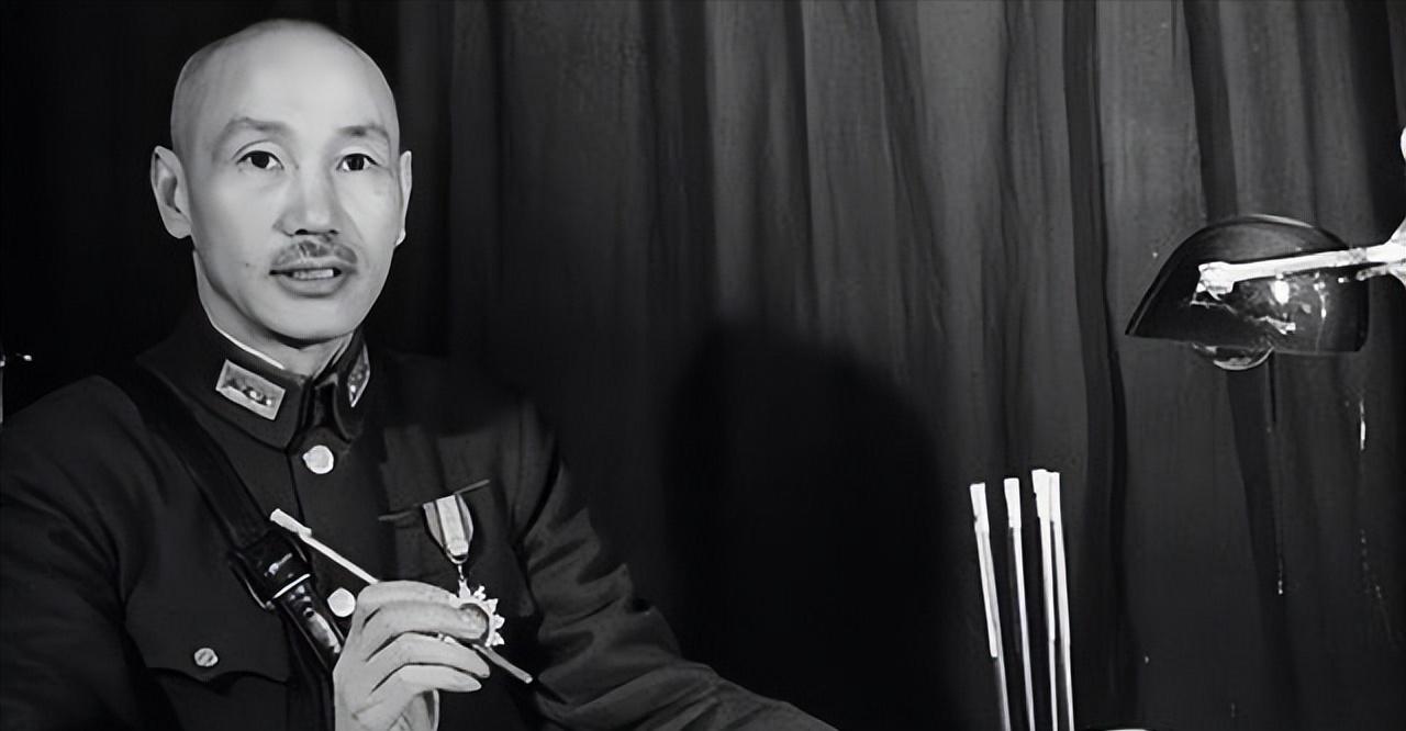 1949年，蒋介石下密杀令，卢汉盯着电报发愁，突然管家喊了一句：“谁挂的字画，反