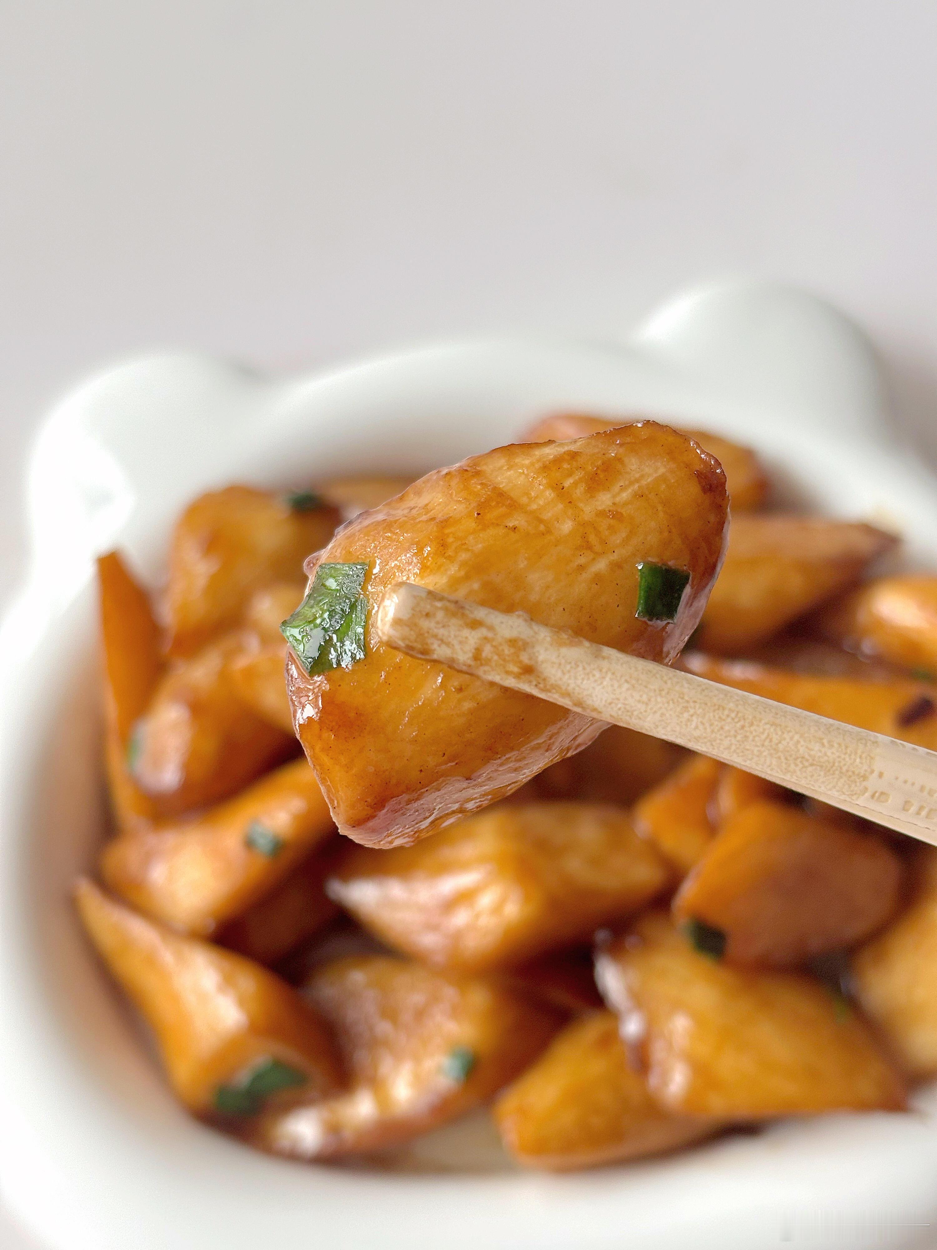 简单易学的油焖茭白，开启美味素菜之旅今天分享一道超美味的家常菜——油焖茭白。准备