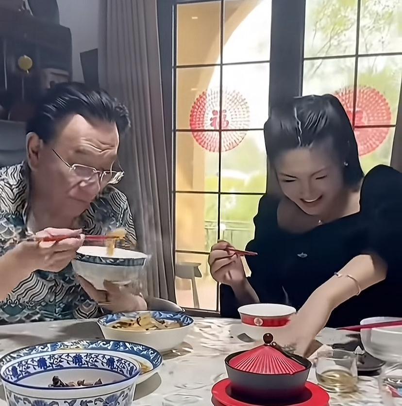 【著名相声表演艺术家侯耀华热情接待让嫂，目的显而易见，你怎么看？】近日，有网友