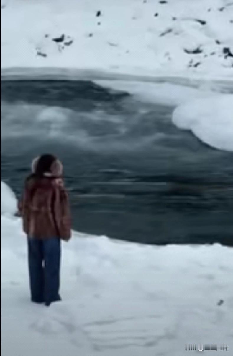 有个脑子正常的妈很重要，为了一张照片女儿被冰河冲走，这种女人害人啊愚蠢的妈妈，