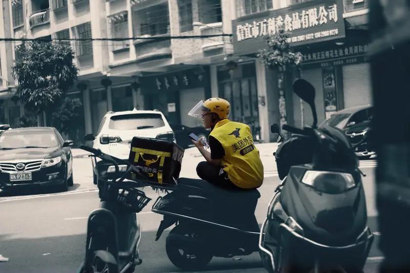 学生在风雨里送外卖校长在办公室里喝茶这就是现代大学的残酷真相家长勒紧裤