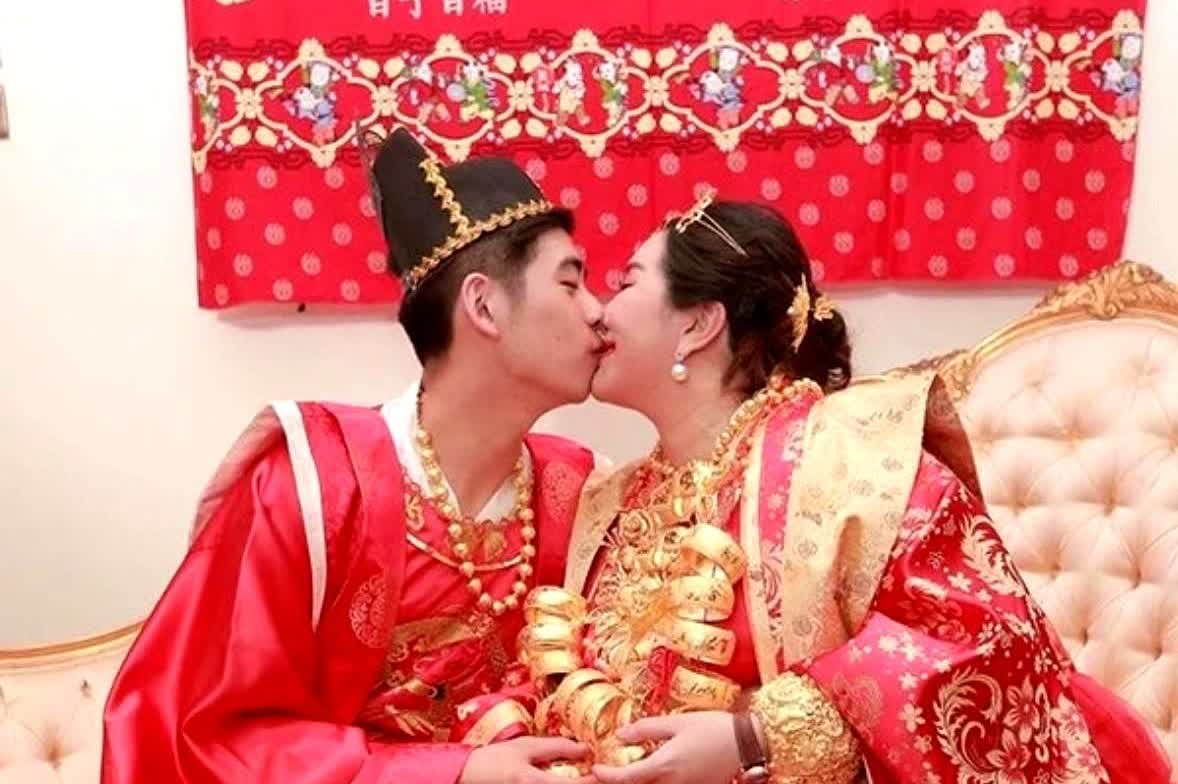 照片中的女生是姚安娜，这是她在哈佛上大学一年级和同学的合照。毕业后她选择