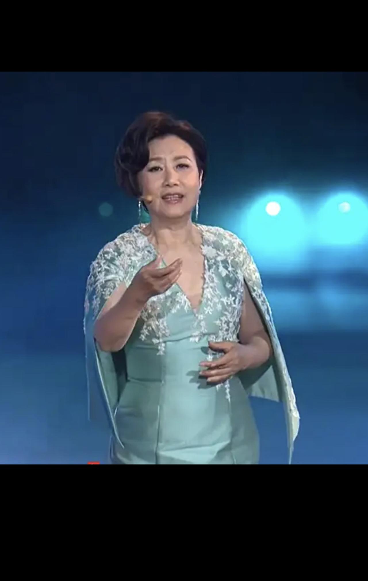 78岁汪明荃一亮相，我直接惊掉下巴！一开始以为是礼服太衬气质，多看两眼才发现