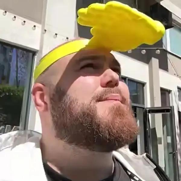 上午刷到巴掌帽，下午义乌已量产，这速度真的服了。这款