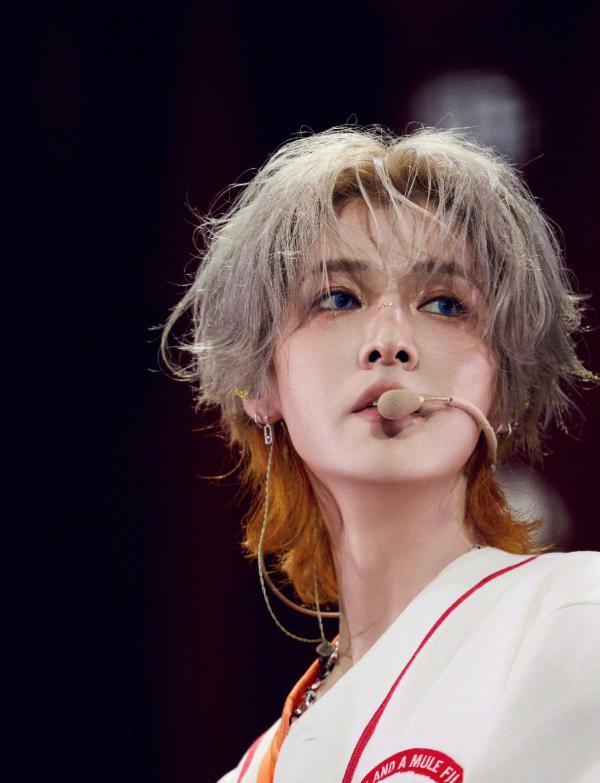 鹿晗这次真的是“一次主动”，换来“终身内向”！事件起因是8月31日，鹿晗南昌演