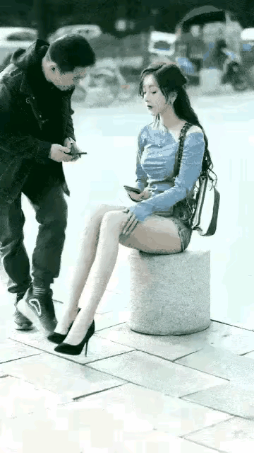 男子太草率了大街上，一男子看到石墩上坐着一个美女，腰细腿长，长的白白静静，男