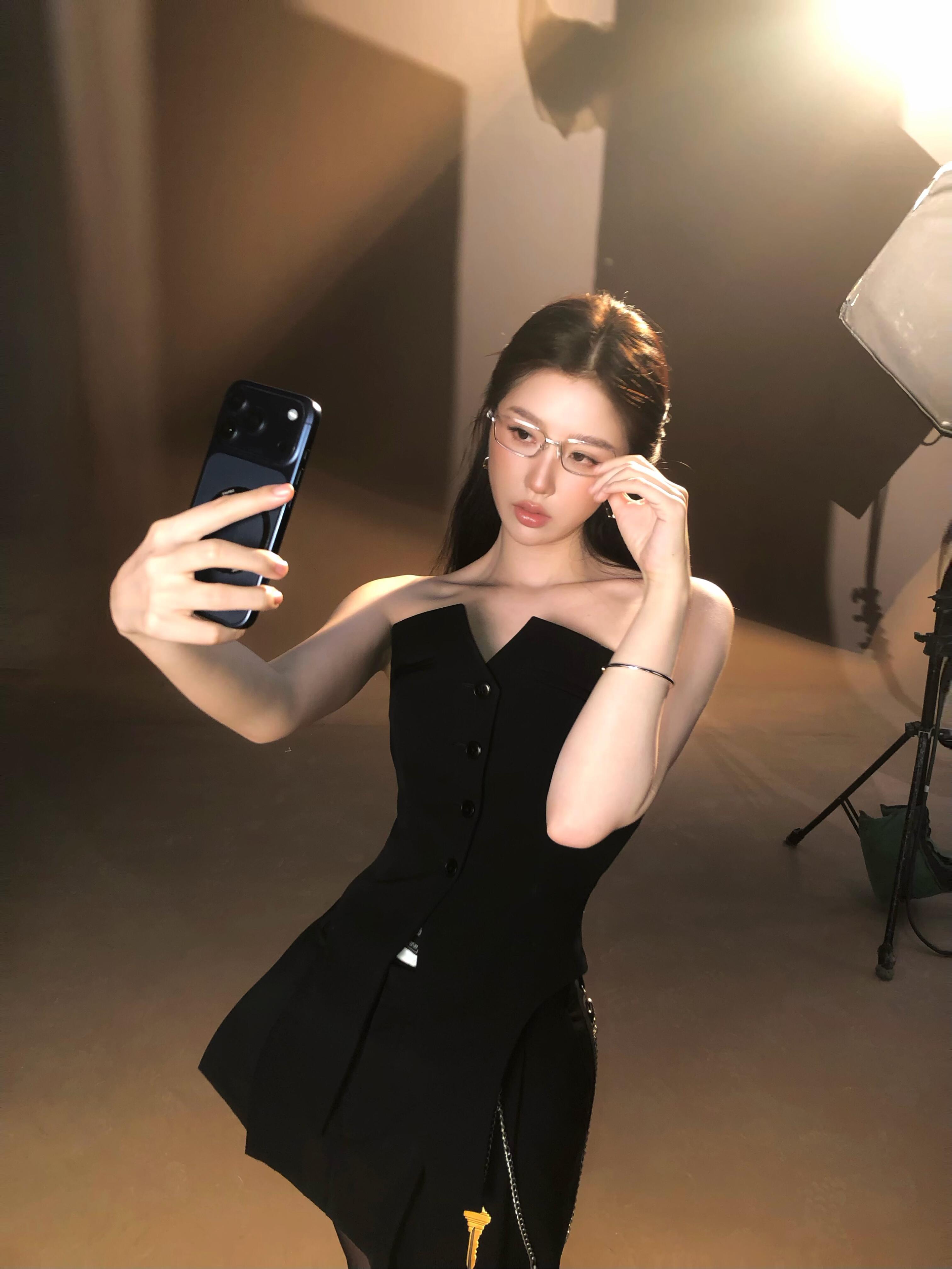 虞书欣千禧风辣妹虞书欣黑丝配高跟👠