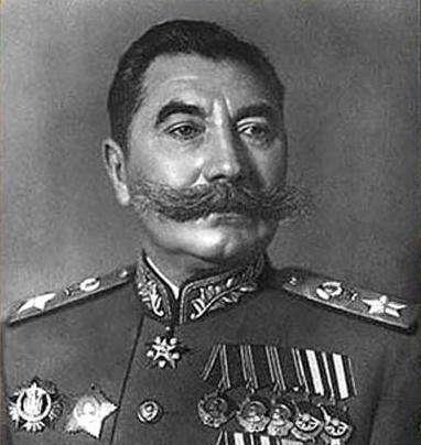 1939年，苏联内务部包围了布琼尼元帅的住宅。在这位驰骋疆场的骑兵统帅手持机枪向