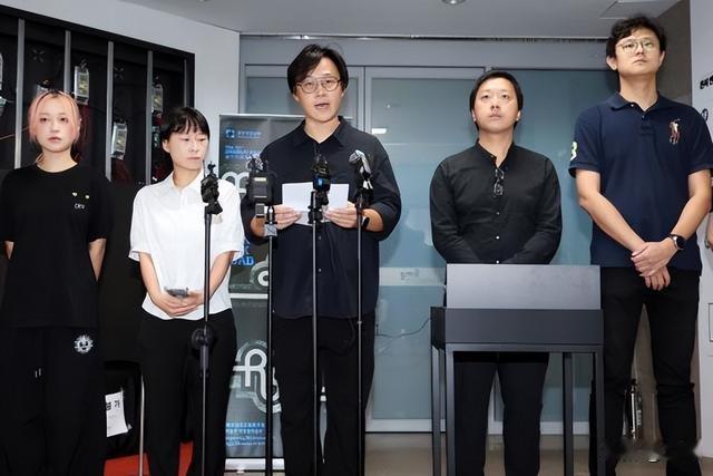 9月3日，中国策展团队在光州开了场三分钟的发布会，宣布撤展。很多人盯着"三分钟"