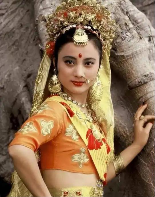 1997年，李玲玉嫁给犹太富豪杰瑞，新婚夜，李玲玉开玩笑地说：“你就不怕我嫁给你