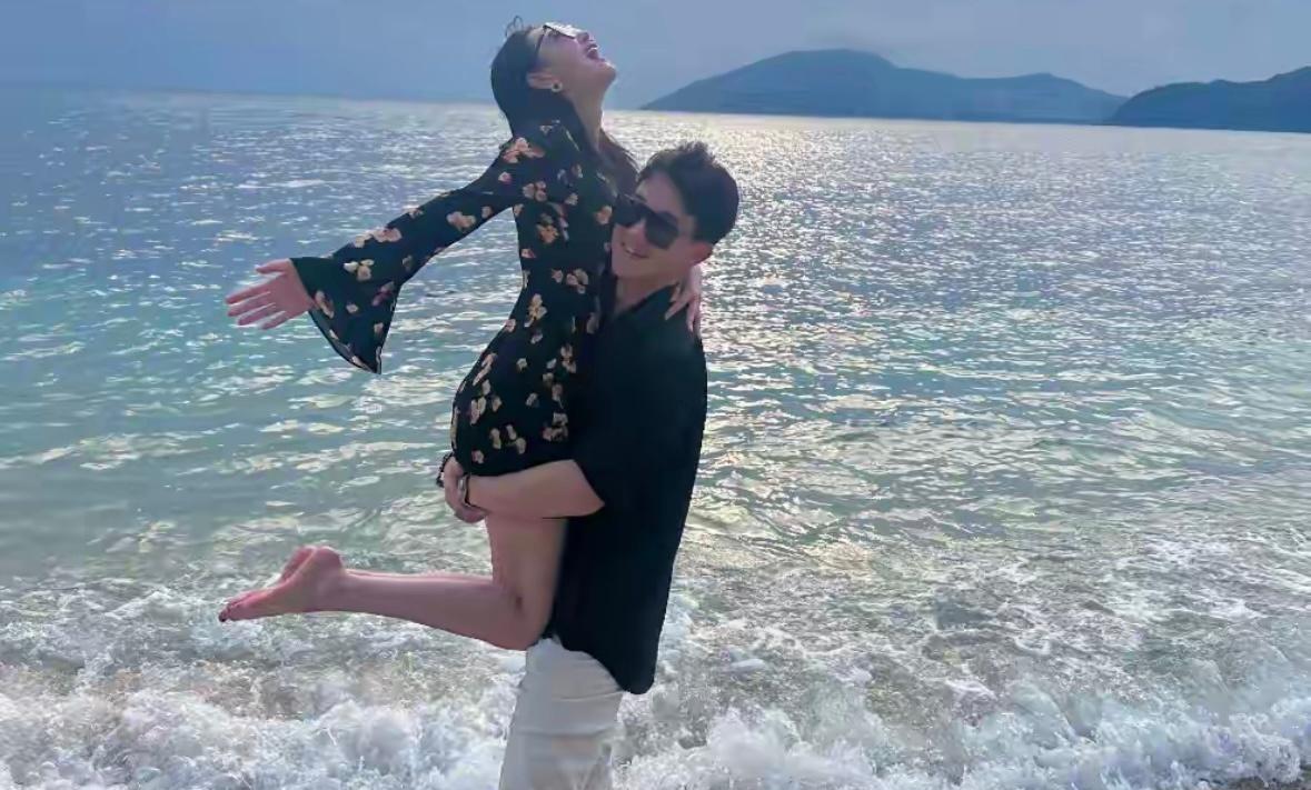 他一个公主抱，手却死死护住你短裙！张馨予老公何捷这操作，多少男人看了脸红。你