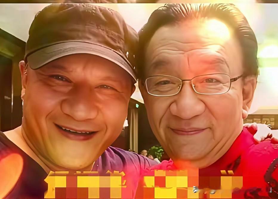 曝侯耀华再度啃老爹出名了！在520这样的大日子里，他晒出与歌手谢东的合照，身着大