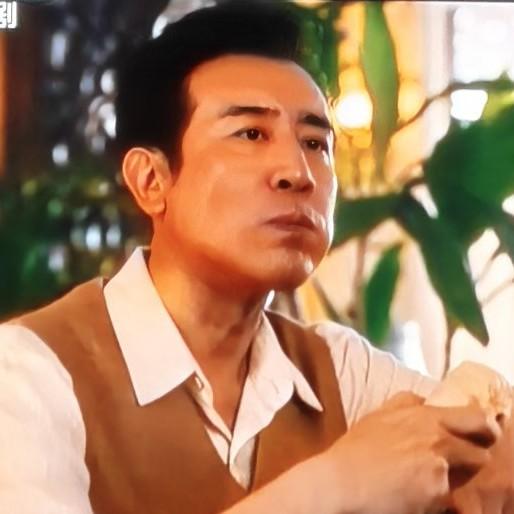 《八千里路云和月》里，于和伟饰演的田家泰住着大别墅，有保镖、佣人，一看就是富甲一