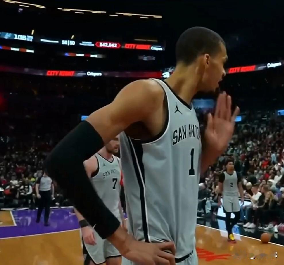 福克斯谈文班亚马：“对手一直在针对文班亚马。”“他在攻防两端都有很强的威